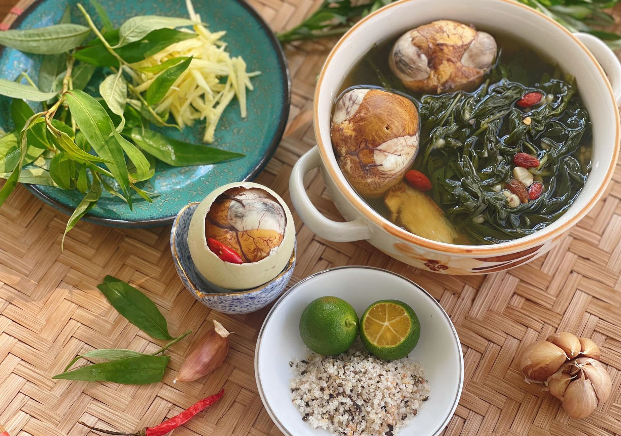 Trứng vịt lộn có nhiều thành phần dinh dưỡng phù hợp cho người cần bồi bổ cơ thể Trứng vịt lộn có nhiều thành phần dinh dưỡng phù hợp cho người cần bồi bổ cơ thể